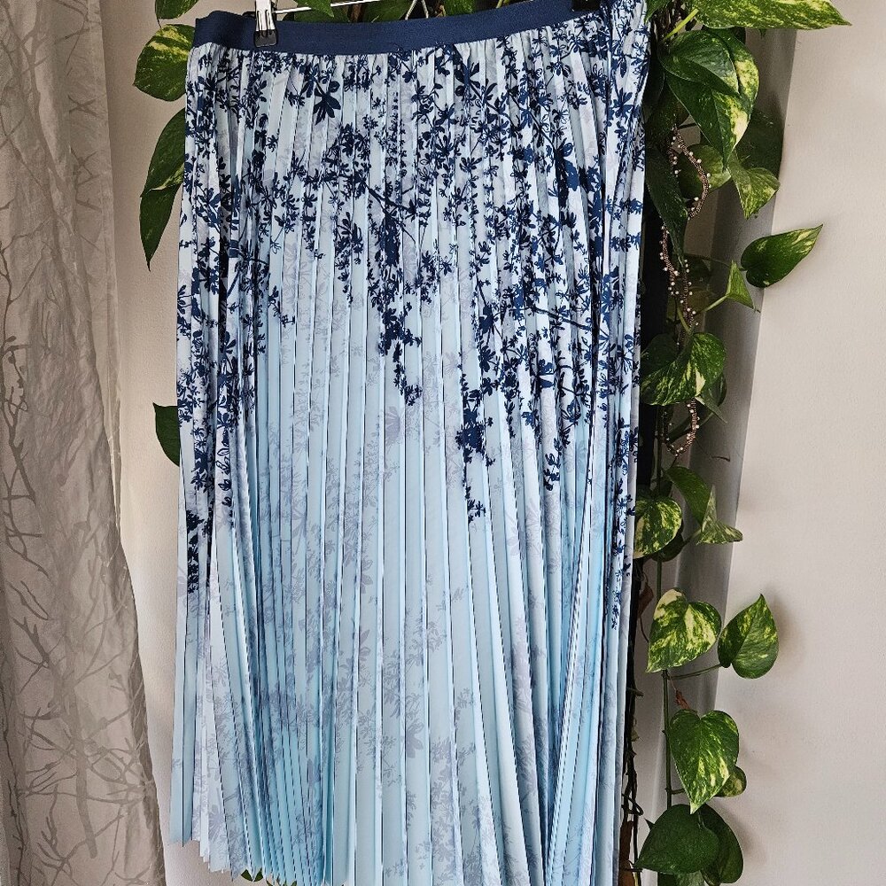 Pleated light blue skirt with dark blue leaf pattern